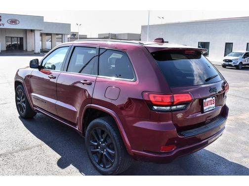 Photo 3 of 16 of 2017 Jeep Grand Cherokee Altitude