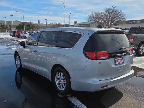 2024 Chrysler Voyager LX
