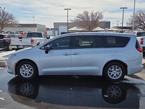 2024 Chrysler Voyager LX