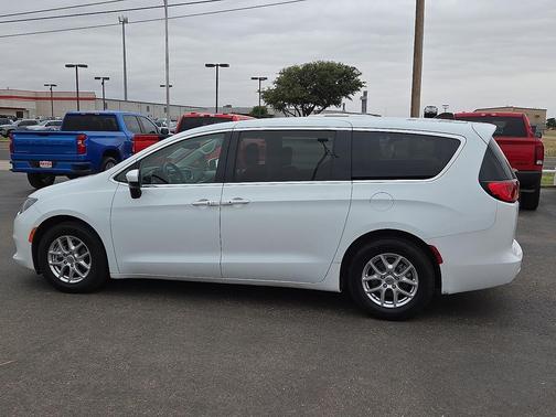Bright White Clearcoat 2023 Chrysler Voyager LX