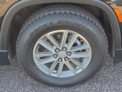 Black Metallic 2023 Chevrolet Traverse LT Cloth