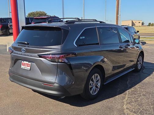 2025 Toyota Sienna LE