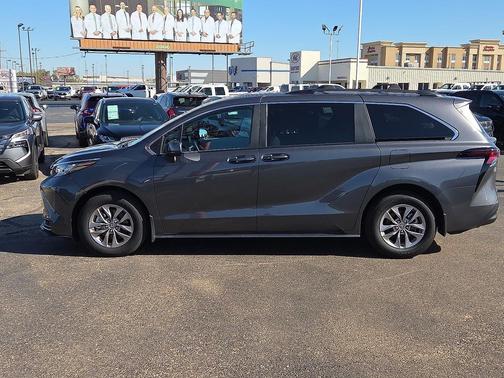 2025 Toyota Sienna LE