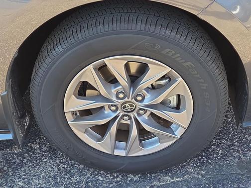 2025 Toyota Sienna LE