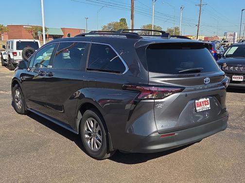 2025 Toyota Sienna LE