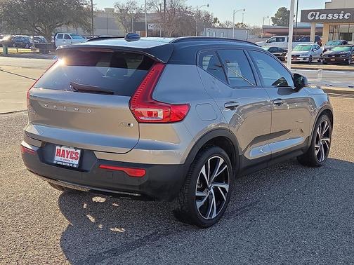 2022 Volvo XC40 T5 R-Design
