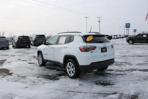 Bright White Clearcoat 2024 Jeep Compass Latitude