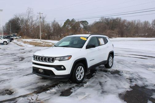 Bright White Clearcoat 2024 Jeep Compass Latitude