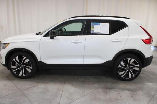 2024 Volvo XC40 B5 Plus Dark Theme