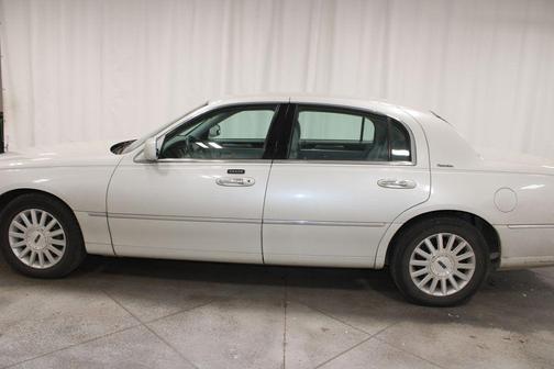 Ceramic White Clearcoat Metallic 2004 Lincoln Town Car Signature