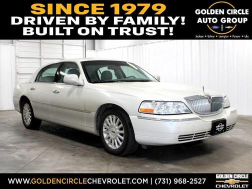 Ceramic White Clearcoat Metallic 2004 Lincoln Town Car Signature