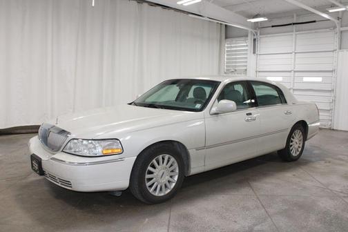 Ceramic White Clearcoat Metallic 2004 Lincoln Town Car Signature
