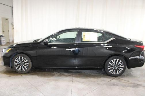 Black 2024 Nissan Altima 2.5 SV