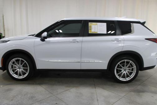 2023 Mitsubishi Outlander SE