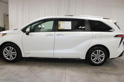 Blizzard Pearl 2021 Toyota Sienna