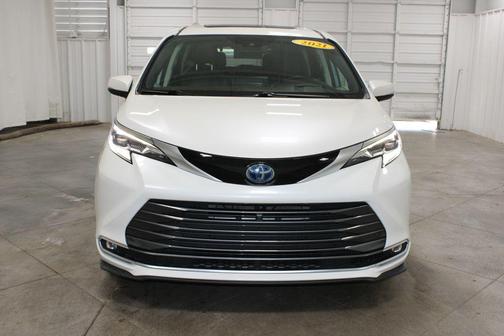Blizzard Pearl 2021 Toyota Sienna