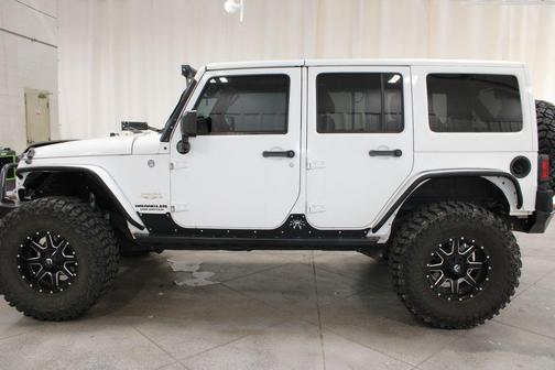 Bright White Clearcoat 2014 Jeep Wrangler Unlimited Sahara