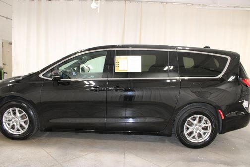 Diamond Black 2025 Chrysler Pacifica Select