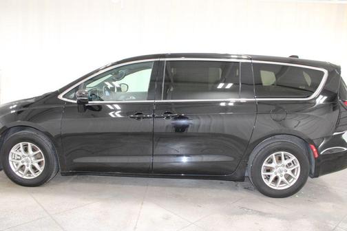Diamond Black 2025 Chrysler Pacifica Select