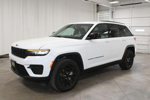 Bright White Clearcoat 2024 Jeep Grand Cherokee Laredo