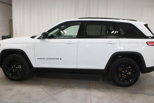 Bright White Clearcoat 2024 Jeep Grand Cherokee Laredo