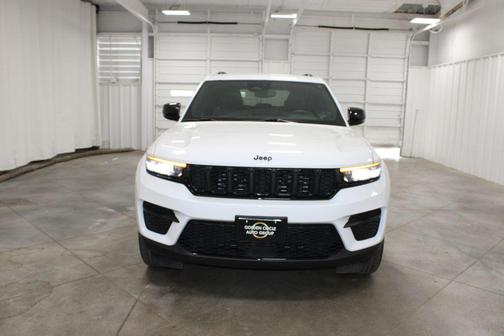 Bright White Clearcoat 2024 Jeep Grand Cherokee Laredo