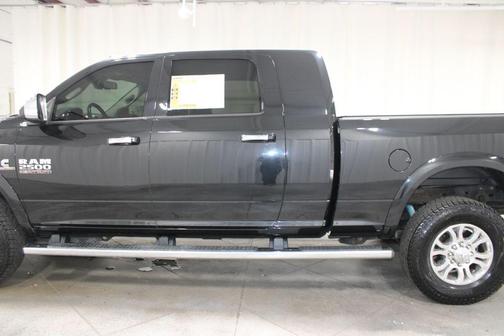 Brilliant Black Crystal Pearlcoat 2018 RAM 2500 Laramie