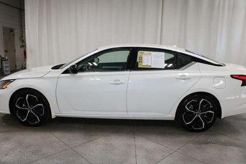 Pearl White Tri-Coat 2024 Nissan Altima 2.5 SR