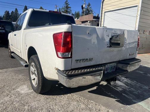 White 2006 Nissan Titan SE King Cab