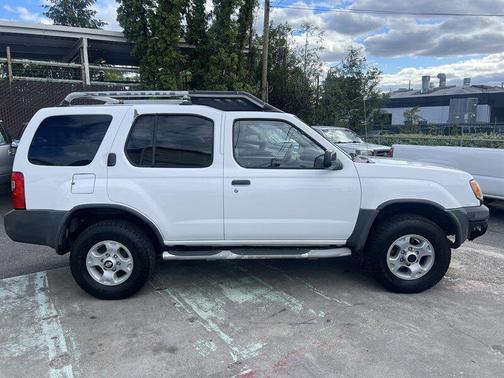 Cloud White 2000 Nissan Xterra XE V6 4X4