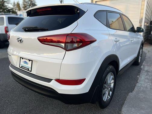 Winter White 2016 Hyundai TUCSON SE