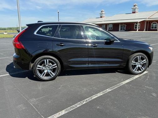 Black 2018 Volvo XC60 T5 Momentum