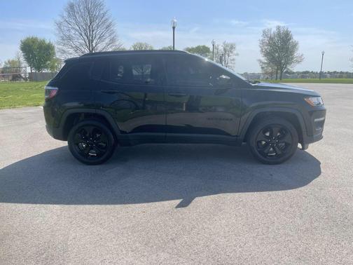 Photo 4 of 32 of 2020 Jeep Compass Latitude