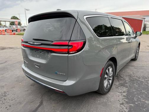2022 Chrysler Pacifica Hybrid Touring L