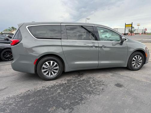 2022 Chrysler Pacifica Hybrid Touring L