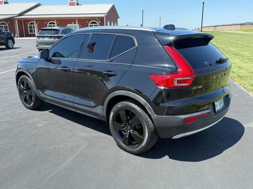 Black 2019 Volvo XC40 T5 Momentum