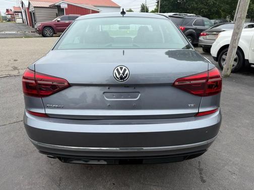 2018 Volkswagen Passat 2.0T R-Line