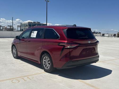 2021 Toyota Sienna LE