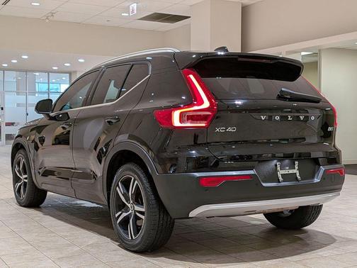 2023 Volvo XC40 B5 Plus Bright Theme