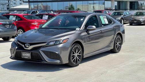 Photo 3 of 19 of 2021 Toyota Camry SE