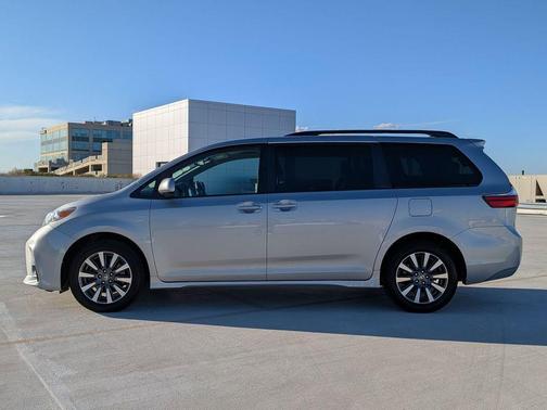 2020 Toyota Sienna LE
