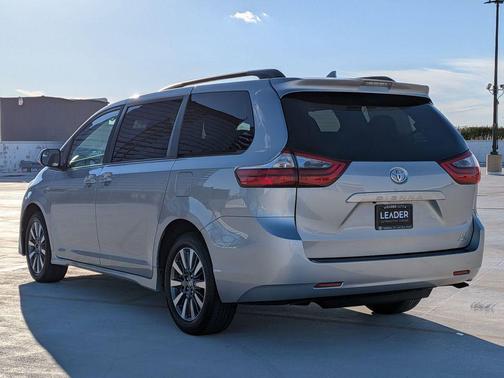 2020 Toyota Sienna LE