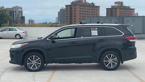 Photo 4 of 23 of 2017 Toyota Highlander