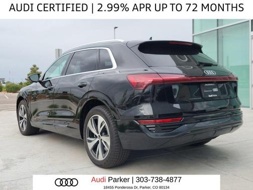 Mythos Black Metallic 2024 Audi Q8 e-tron Premium Plus