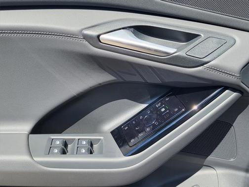 2025 Audi Q6 e-tron Premium Plus quattro