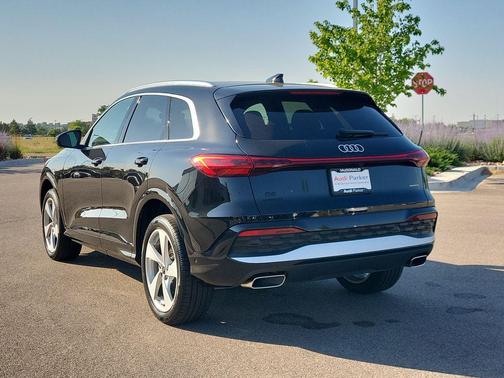 Mythos Black Metallic 2025 Audi Q5 Premium Plus TFSI quattro S tronic