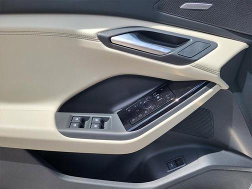 2025 Audi Q6 e-tron Prestige quattro