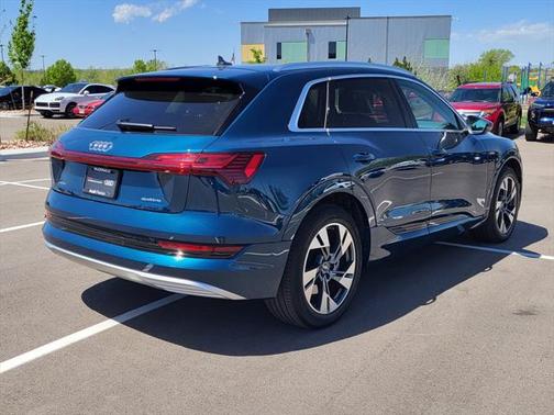 2022 Audi e-tron Premium Plus