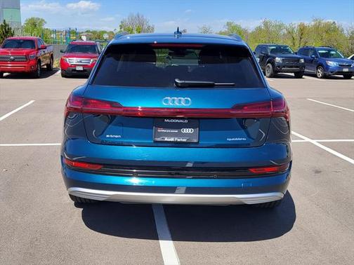 2022 Audi e-tron Premium Plus