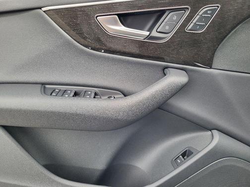 2025 Audi Q7 55 Premium